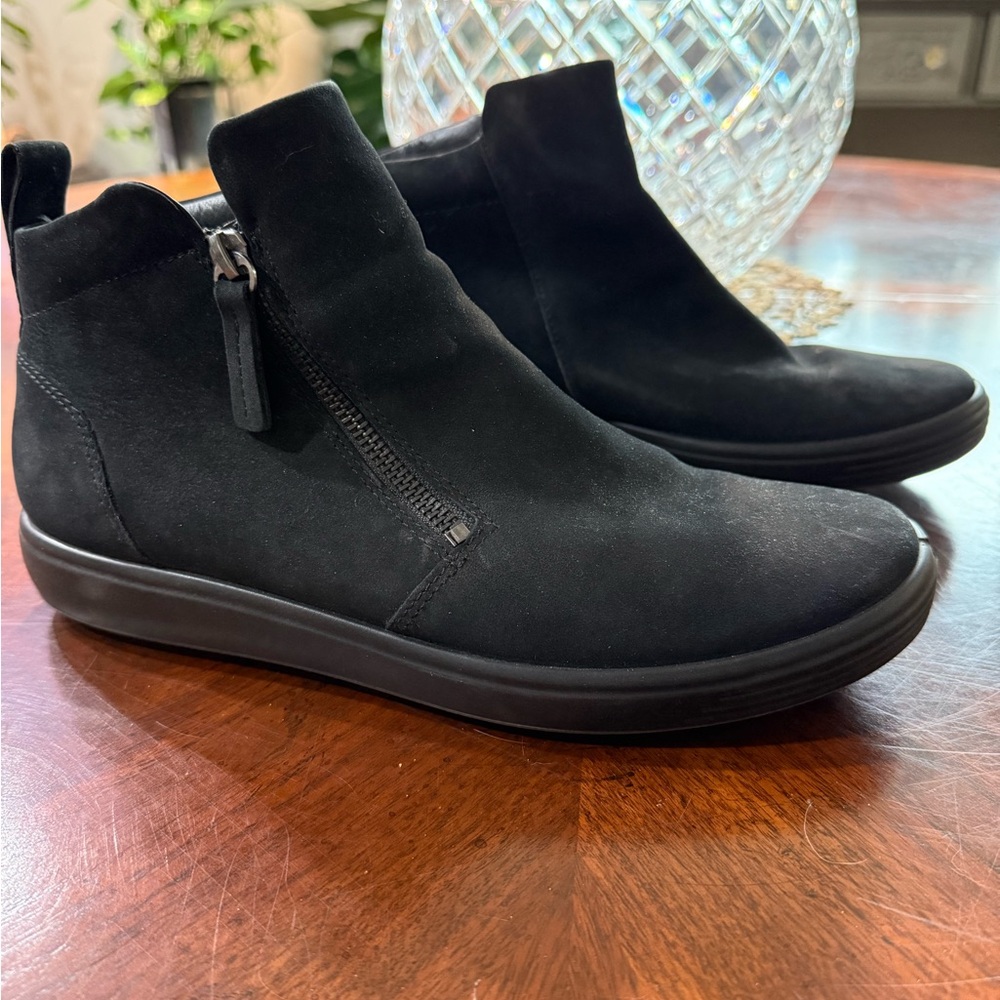 Ecco Women’s Black Side-Zip Boots Sneakers